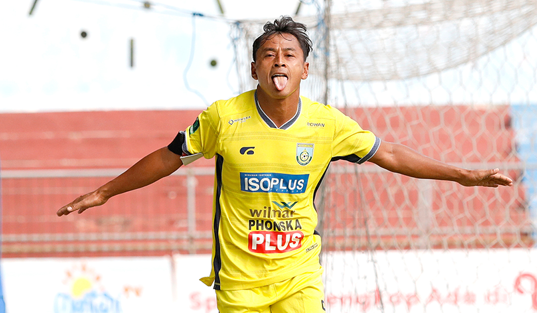 PUTRA DAERAH: Samsul Arif ketika tampil untuk Gresik United di Liga 2 musim lalu. Manajemen Persibo tertarik memulangkan Samsul ke Persibo.