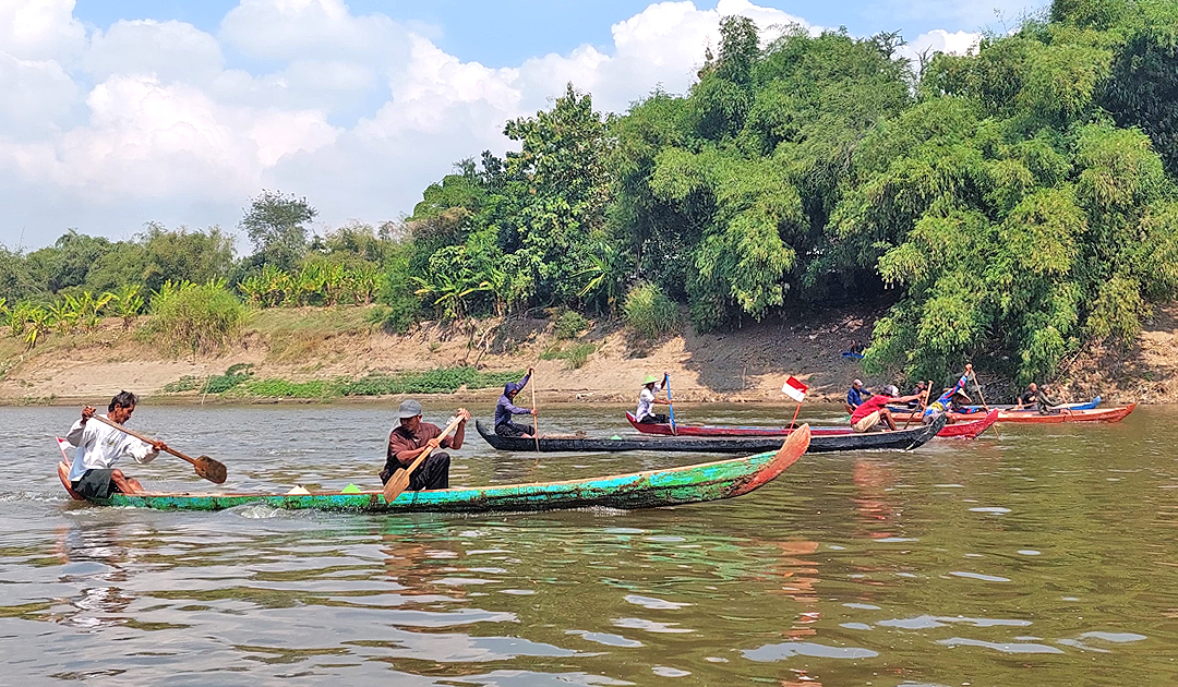 BALAP PERAHU TEMBO: Keseruan balap perahu tembo di Bengawan Solo turut Desa Getas, Kecamatan Cepu berbatasan dengan Desa Tebon, Kecamatan Padangan, Bojonegoro.