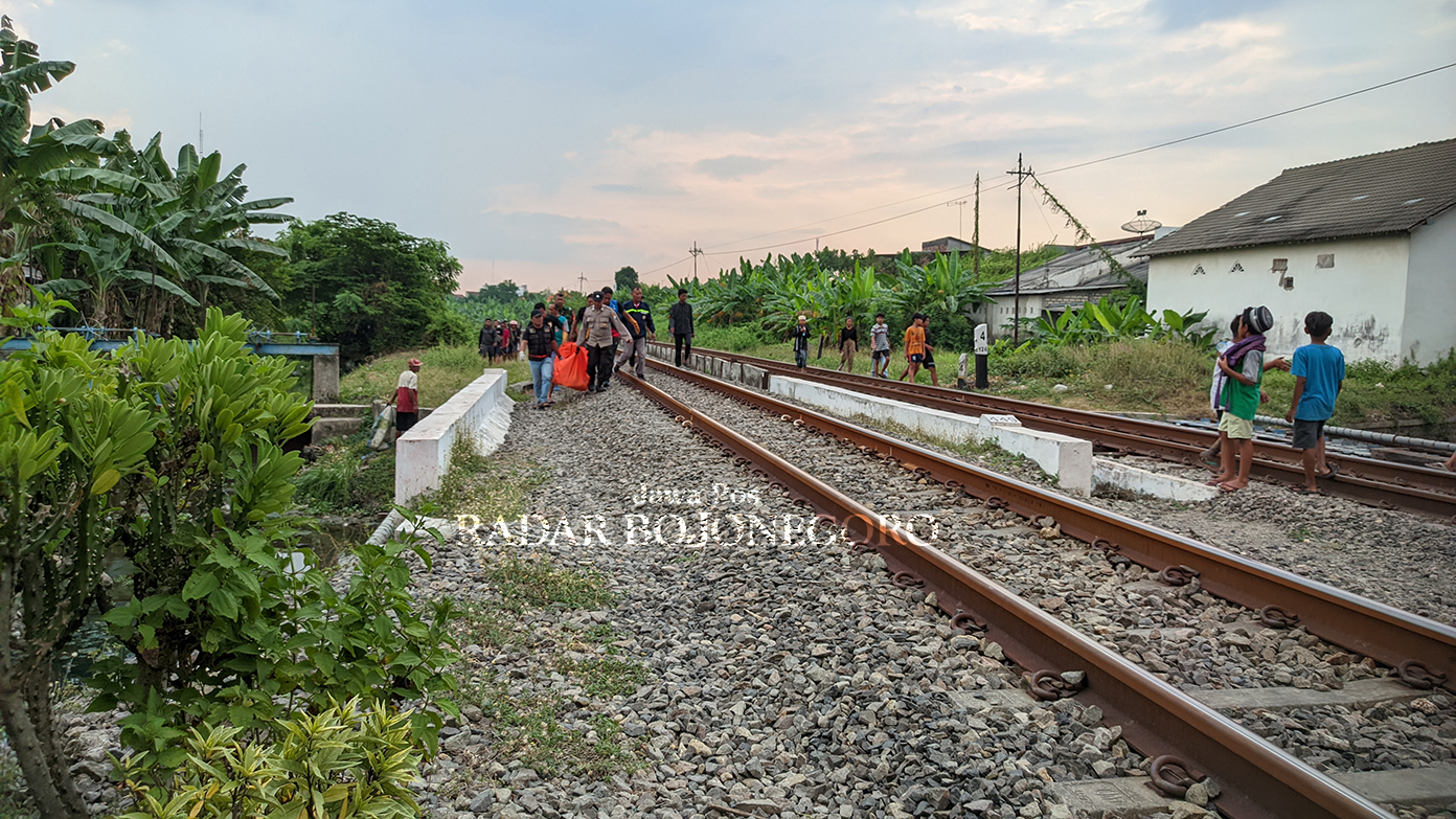 EVAKUASI: Petugas saat mengevakuasi korban laka di rel kereta api. Warga diminta waspada, karena selama enam bulan terakhir, sudah terjadi 51 kecelakaan. (DHANI WAHYU ALFIANSYAH/RADAR BOJONEGORO)
