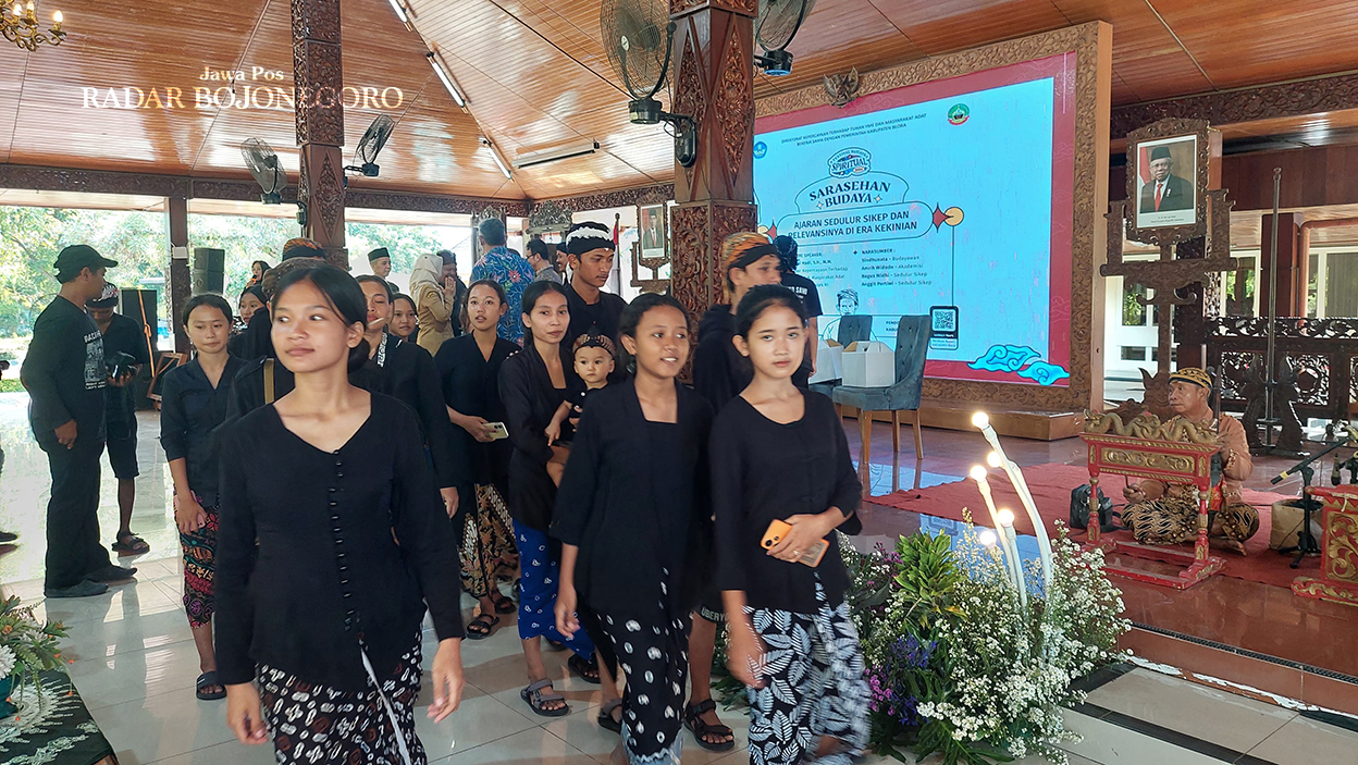 FESTIVAL BUDAYA SPIRITUAL: Masyarakat adat Samin kompak mengenakan pakaian adat berwarna hitam menghadiri Festival Budaya Spiritual 2024. (LUKMAN HAKIM/RADAR BOJONEGORO)