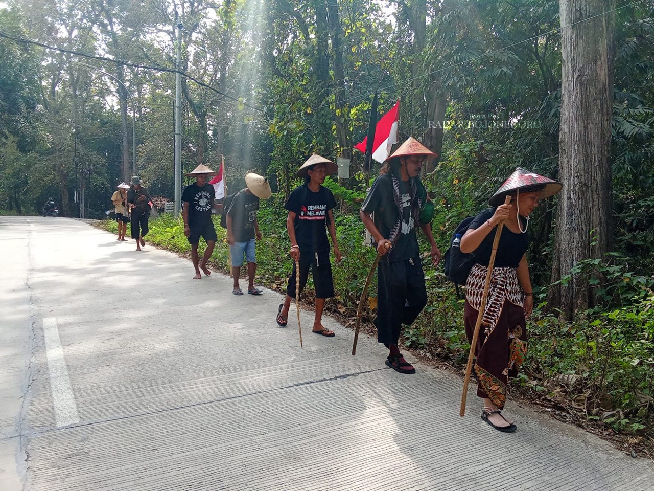 JALAN KAKI: Rombongan Masyarakat adat Samin dari berbagai daerah berjalan kaki menuju Plosokediren, Kecamatan Randublatung, Blora untuk menghadiri acara Rembuk Sedulur Sikep hari ini (10/7). (LUKMAN H