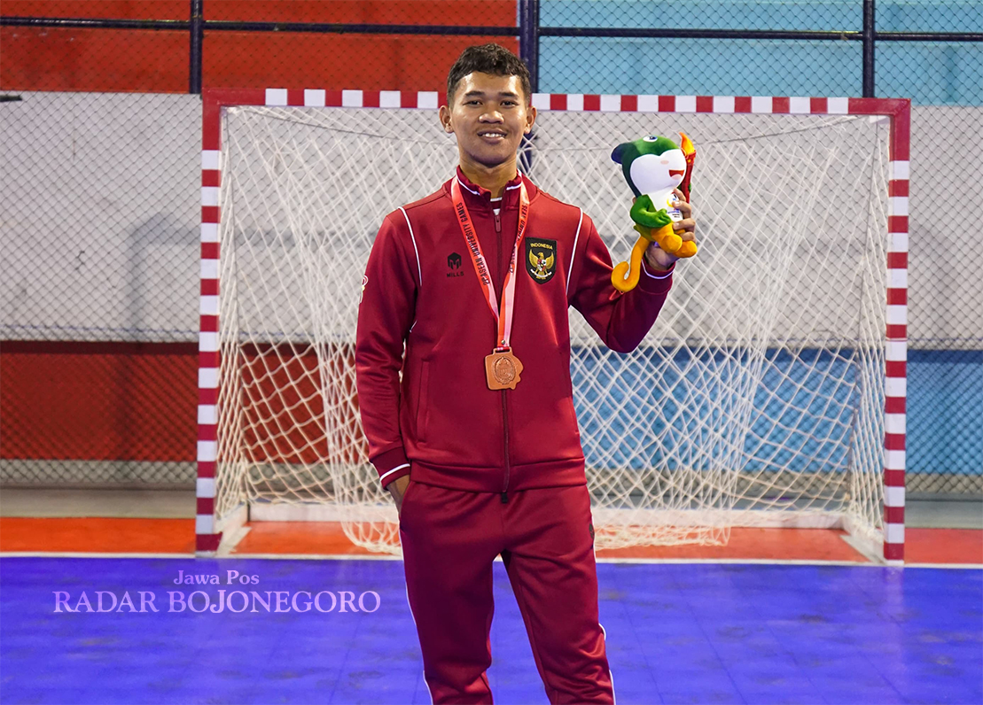 MEMBELA TANAH AIR: Anggara menunjukkan medali perunggu bola tangan Asean University Games (ISTIMEWA/RADAR BOJONEGORO)