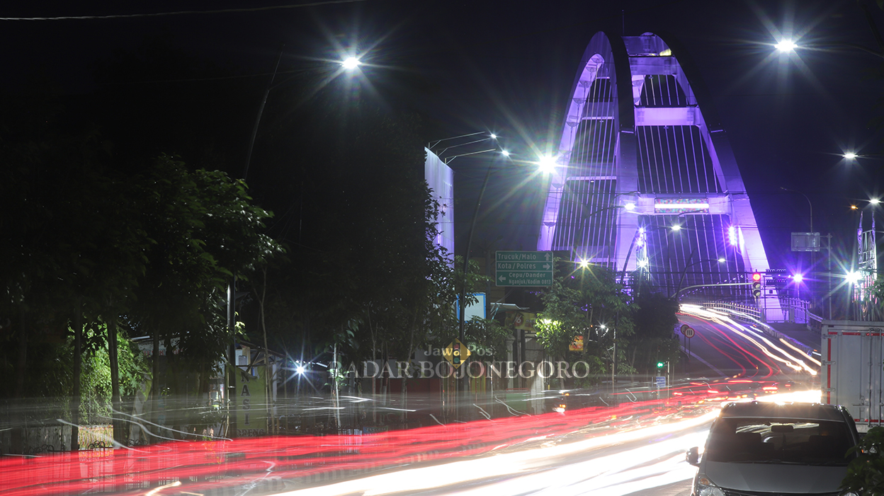 MENYALA: Lampu PJU di sekitar Jembatan Sosorodilogo Bojonegoro menyala dengan warna-warni. Setiap bulannya Pemkab Bojonegoro wajib membayar listrik PJU dan PJL sekitar Rp 2,7 miliar. (HAKAM ALGHIFARI/