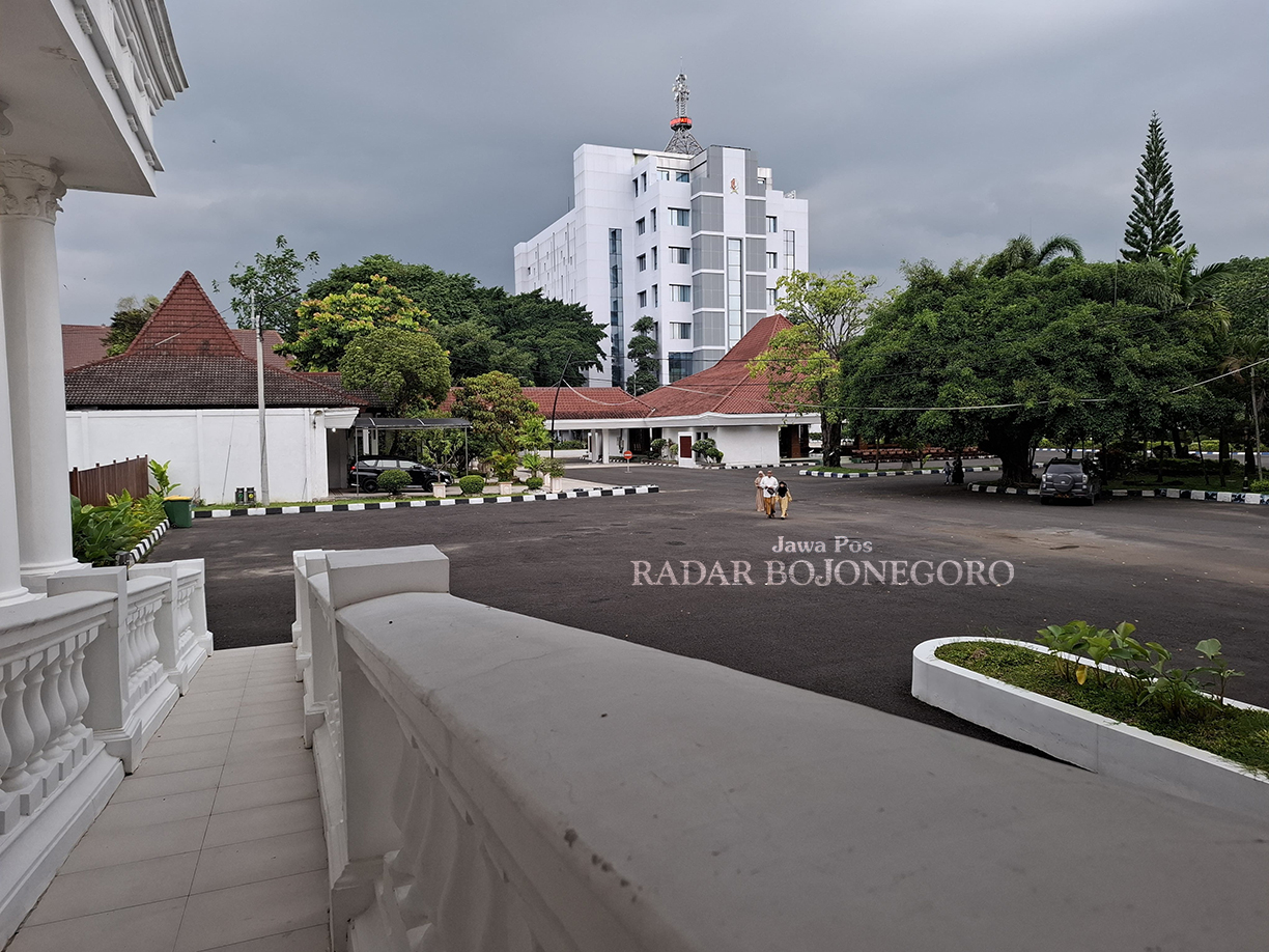 PUSAT PEMERINTAHAN: Gedung tujuh lantai Pemkab Bojonegoro berdiri megah. Serapan APBD selama satu semester pertama 2024 baru sekitar 21 persen.  (DEWI SAFITRI/RADAR BOJONEGORO)