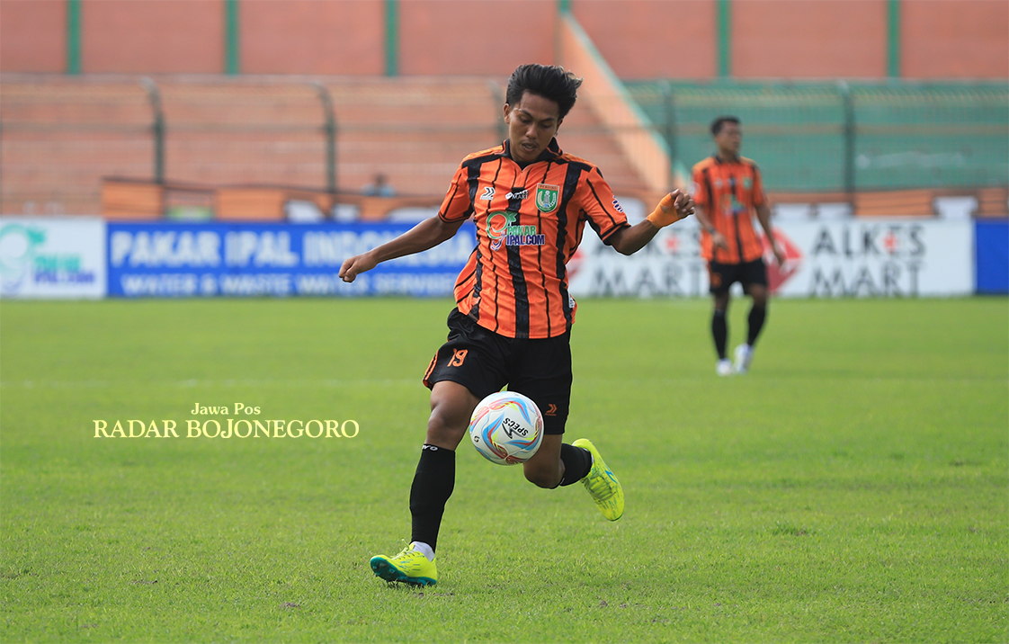 MENUJU LIGA 2: Pemain Persibo saat mengarungi Liga 3 di musim lalu. Manajemen belum tentukan pelatih dan pemain untuk mengarungi Liga 2. (YUAN EDO/RADAR BOJONEGORO)