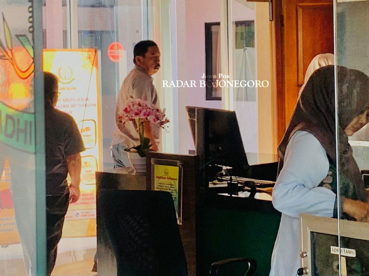 PENYELIDIKAN: Salah satu anggota DPRD Blora Jariman dari PPP tertangkap kamera saat klarifikasi pengembalian honor narsum DPRD 2021 di kantor Kejari Blora. (RAHUL OSCARRA DUTA/RADAR BOJONEGORO)