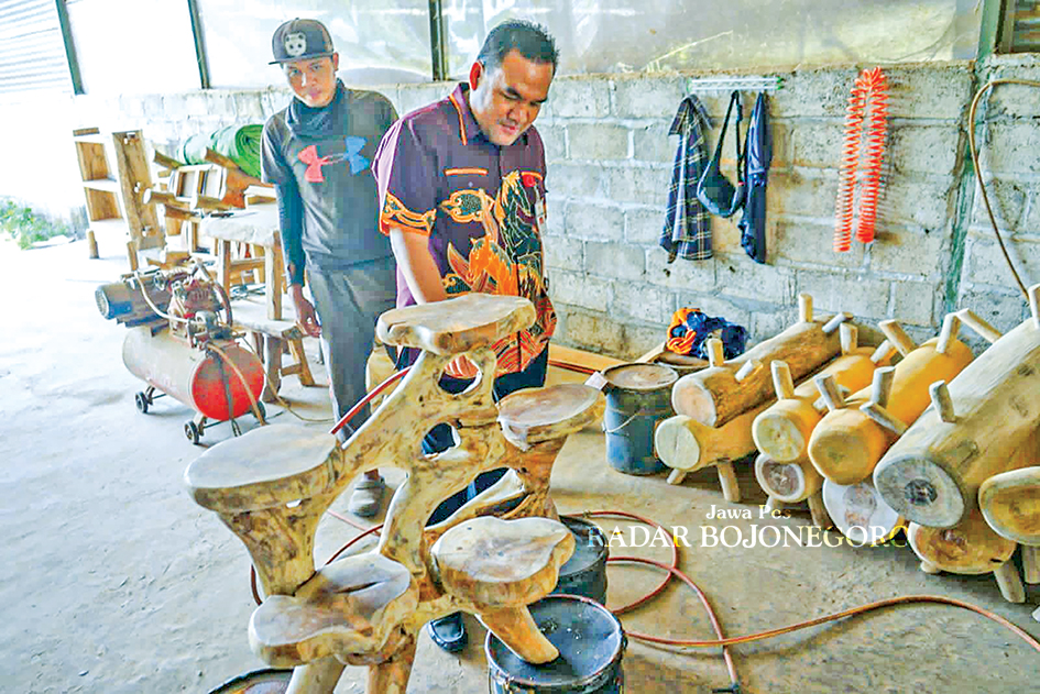 KAYU JATI: Bupati Arief sedang mengunjungi salah satu usaha mebel kayu jati di Blora, Menurutnya industri kayu jati perlu digenjot. (ISTIMEWA/RADAR BOJONEGORO)