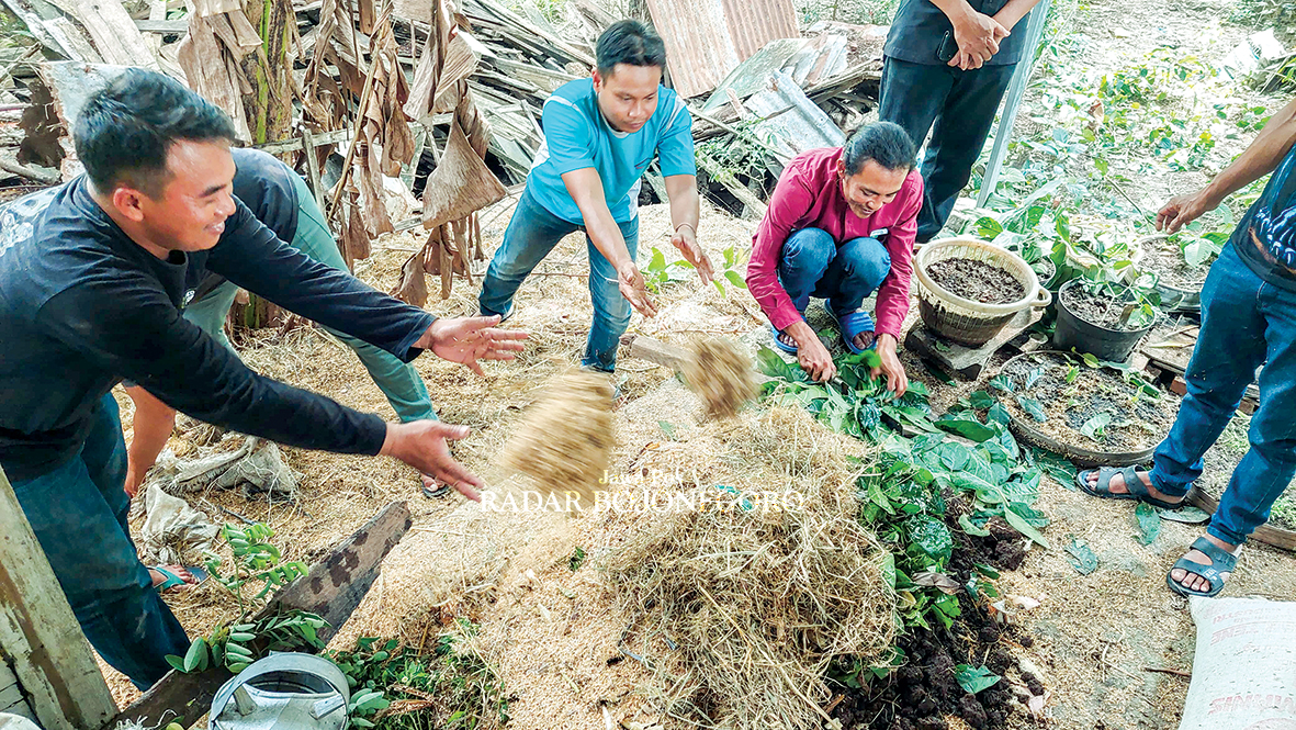 PETANI MUDA: Pemilik Agrowisata Girli Farm Adi Latif Mashudi (bertopi) merupakan salah satu petani muda asal Blora yang menjalankan pertanian modern dengan sistem rumah kaca. (IST/RADAR BOJONEGORO)
