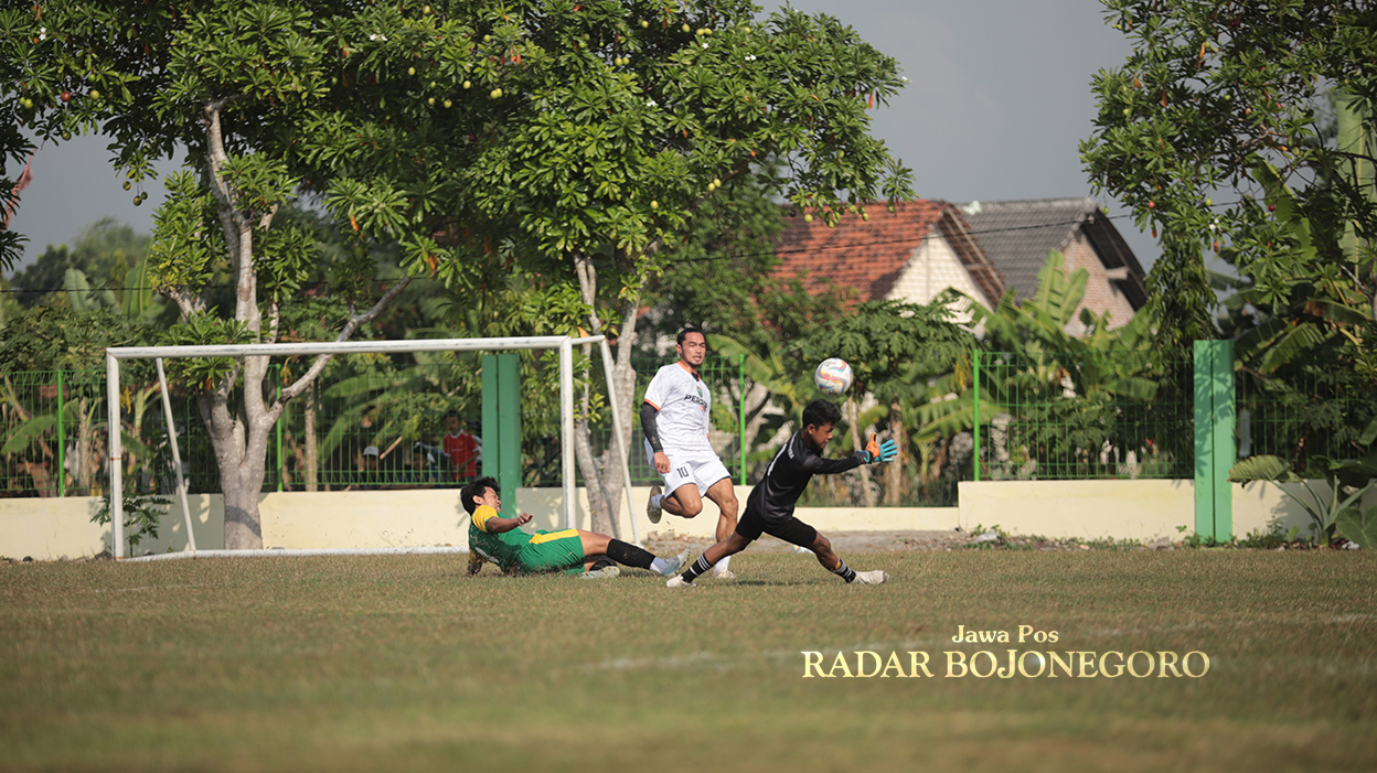 LATIHAN: Pemain Persibo saat latihan Juni lalu. Klub internal menunggu realisasi kuota pemain lokal untuk memerkuatmenunggu realisasi kuota pemain lokal untuk memerkuat dalam mengarungi Liga 2 mendata