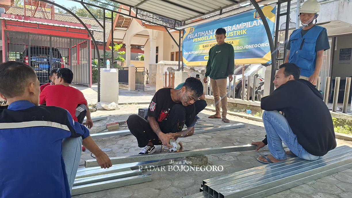 PELATIHAN: Sepuluh napi bebas bersyarat sedang fokus belajar keterampilan las di Bapas Kelas II Bojonegoro. (DEWI SAFITRI/RADAR BOJONEGORO)
