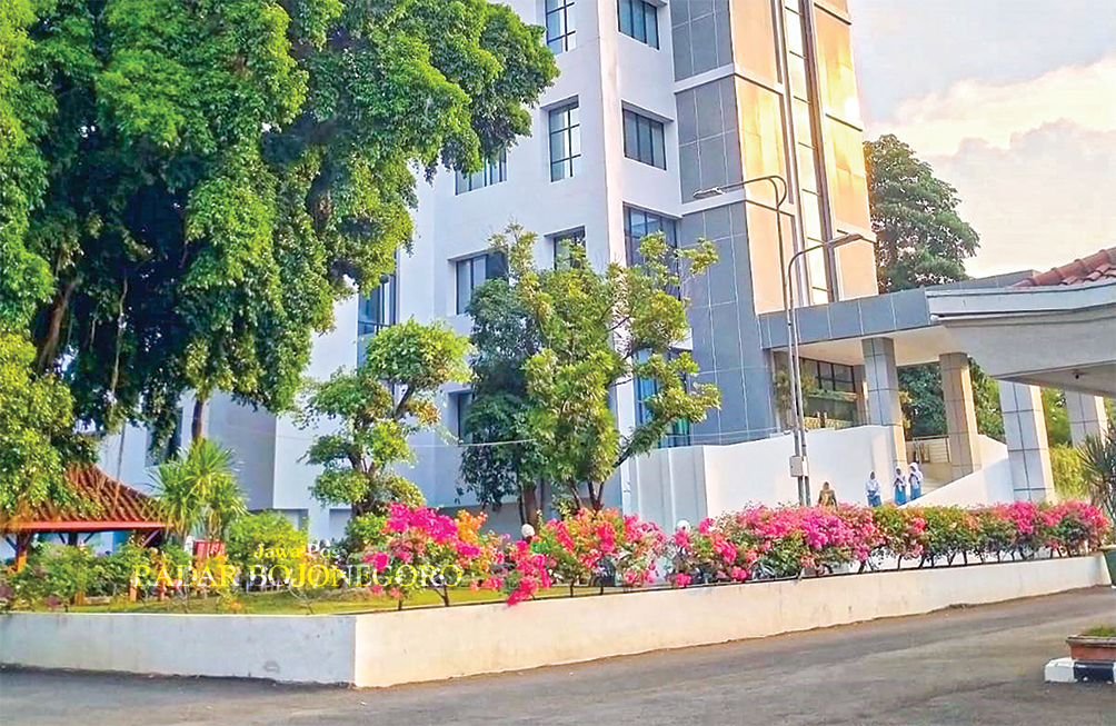 PUSAT KEBIJAKAN:Gedung Pemkab Bojonegoro ini menjadi pusat kebijakan dalam serapan APBD. Serapan tahun ini meningkat dibanding tahun lalu. (M. SU