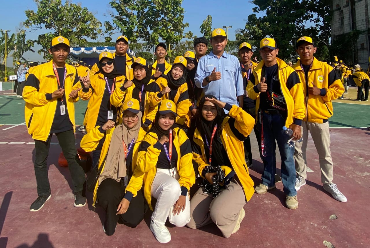 Peserta KKN Tematik Kolaboratif Unigoro dari kelompok 18 saat berfoto bersama usai upacara pemberangkatan. (Dok. Unigoro)