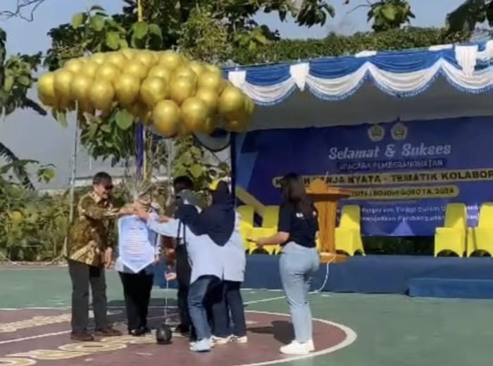 Upacara pemberangkatan KKN Tematik Kolaboratif Unigoro ditandai dengan melepaskan balon udara. (Dok. Unigoro)