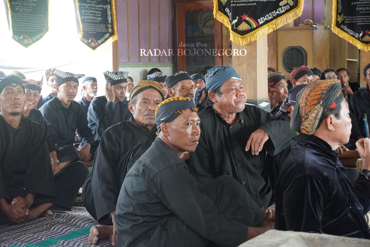 REMBUG SAMIN: Sedulur sikep dari berbagai daerah saat rembugan di Desa Kediren Rabu (10/7). (LUKMAN HAKIM/RADAR BOJONEGORO)
