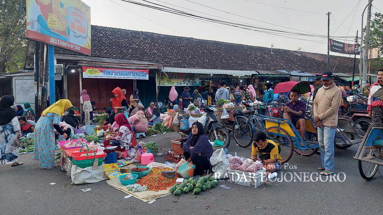 SELALU RAMAI: Suasana Pasar Plaza Cepu setiap pagi tidak pernah sepi. Didominasi pedagang lesehan yang menjajakan dagangannya di area jalan. (LUKMAN HAKIM/RADAR BOJONEGORO)