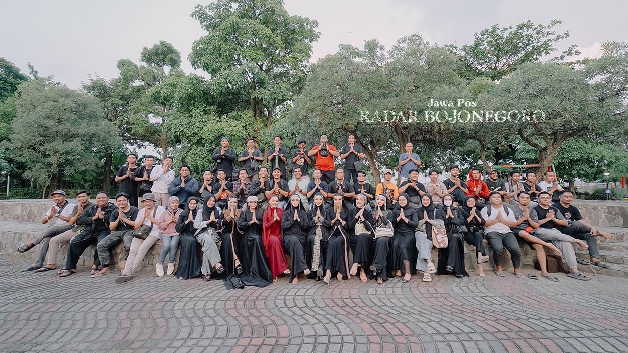KOLABORASI: Sekolah modeling milik Luthfi Yus Anisa juga berkolaborasi dengan komunitas fotografi. Para calon model diajarkan cara berjalan maupun berpose. (ADITYA PEBRIANTO/RADAR BOJONEGORO)