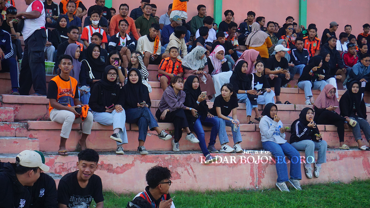 MASIH RAGU: Suporter Persibo saat mendukung tim kebangaannya mengarungi Liga 3 musim lalu. Para pecinta bola masih ragu dengan kemampuan pelatih baru. (YUAN EDO/RADAR BOJONEGORO)