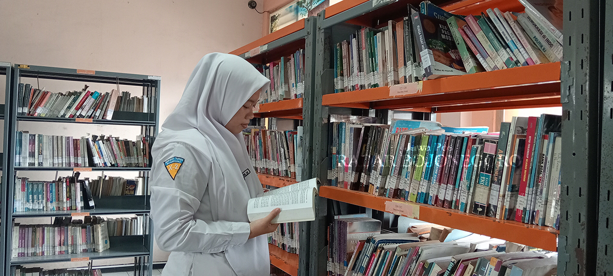 MEMILIH BUKU: Pelajar sedang memilih buku di perpustakaan Dispusip Bojonegoro kemarin (15/7). (YANA DWI KURNIYA WATI/RADAR BOJONEGORO)