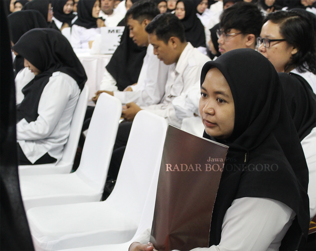 BAKAL TERIMA RAPELAN: PPPK saat menerima SK, bakal menerima rapelan gaji pada Agustus mendatang. (DHANI WAHYU ALFIANSYAH/RADAR BOJONEGORO)