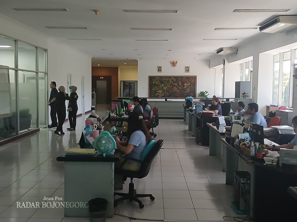 MENCARI BUKTI BARU: Tim penyidik Kejari Bojonegoro saat melakukan penggeledahan di kantor rekanan penyedia mobil siaga desa. (STIMEWA/RADAR BOJONEGORO)