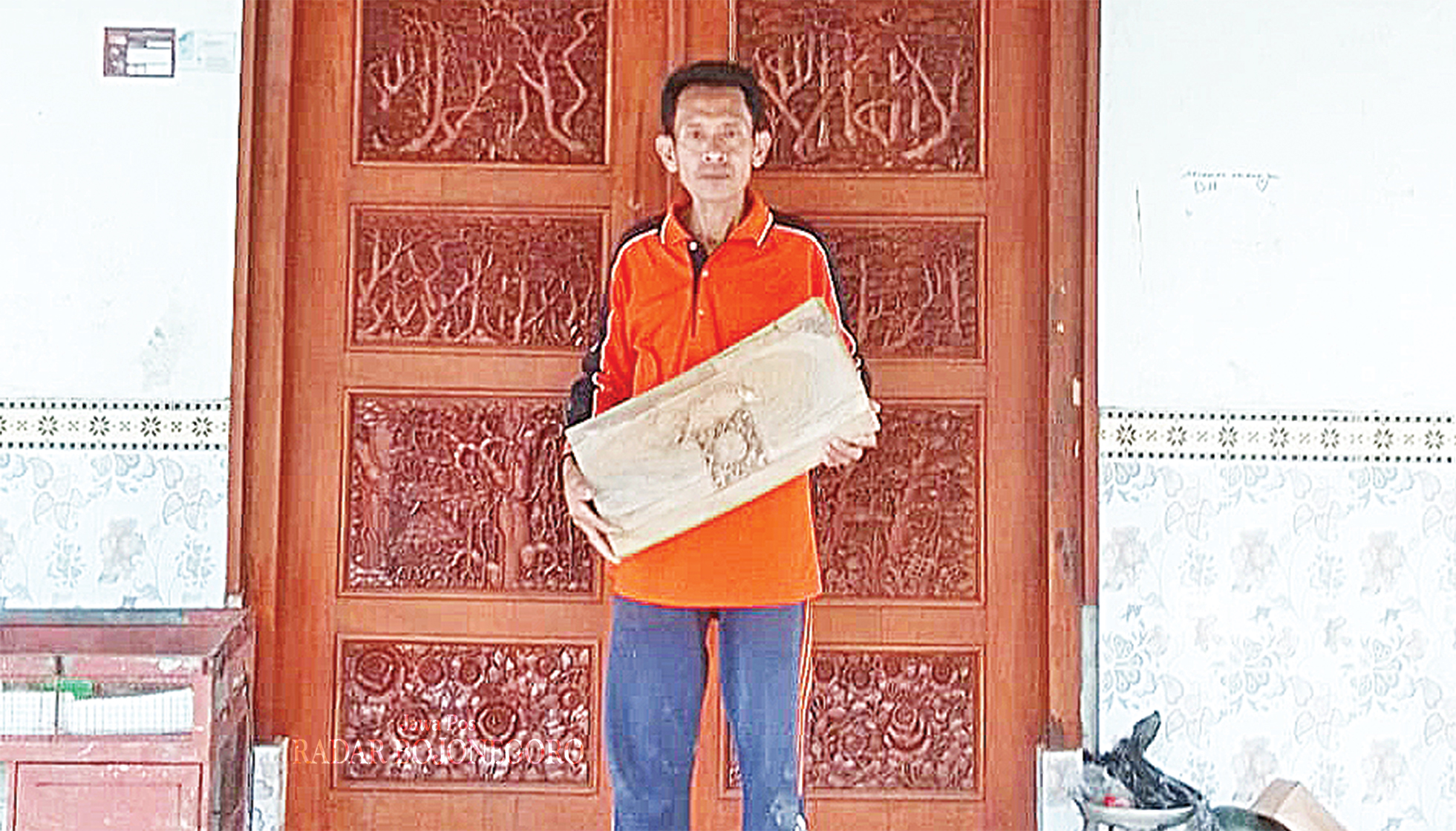 INDAH MENAWAN: Hasil karya Martono mengukir kayu dengan sentuhan seni kaligrafi begitu indah dan menawan. Separo hidupnya ia curahkan pada kesenian kaligrafi.(IST/RADAR BOJONEGORO)