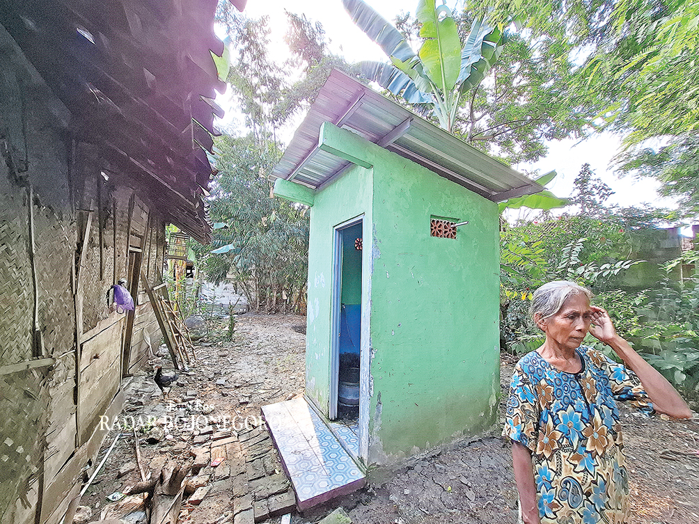 SANITASI: Sanitasi berdiri di halaman rumah warga, per unit rerata Rp 18 juta. (DEWI SAFITRI/RADAR BOJONEGORO)