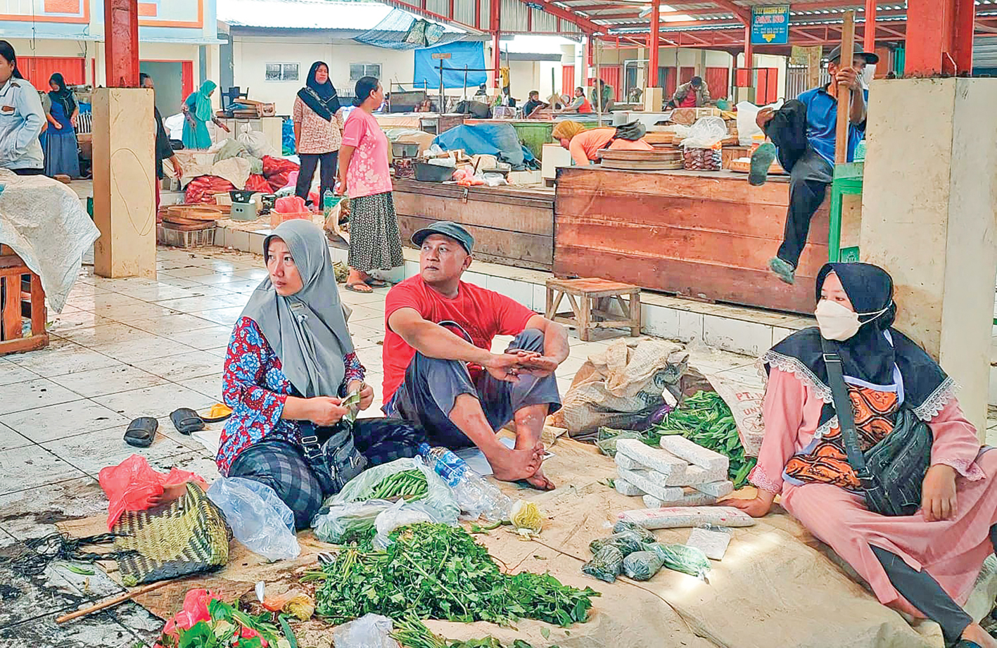 BERDAGANG: Para pedagang sayur di Pasar Ngawen sedang menjajakan dagangannya secara lesehan.  (LUKMAN HAKIM/RADAR BOJONEGORO)