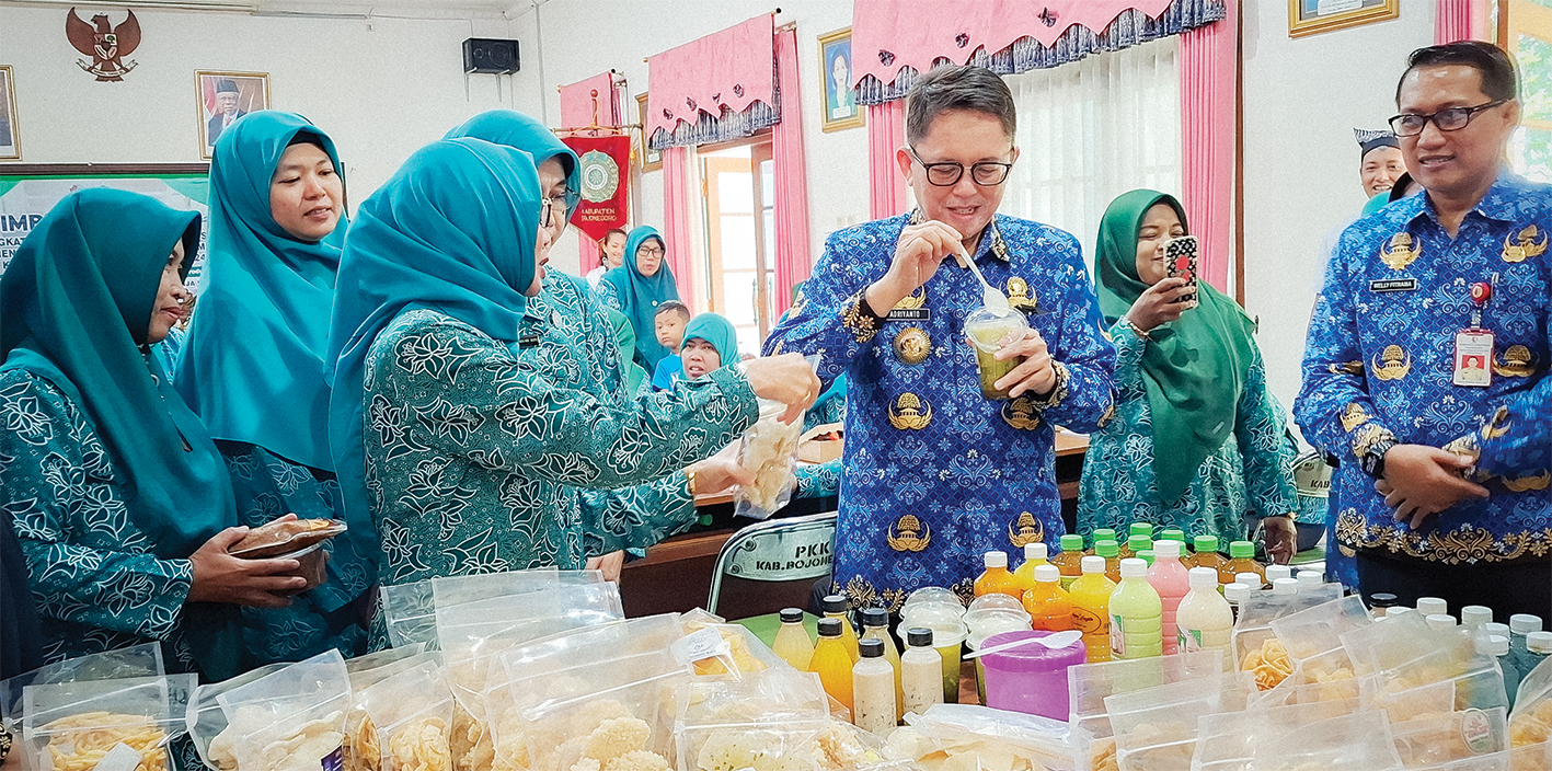 PEDULI IKM: Pj Bupati Blora Adriyanto melihat produk IKM saat bimtek peningkatan kapasitas pelaku IKM olahan makanan dan minuman di Gedung PKK Bojonegoro rabu(17/7). (DEWI SAFITRI/RADAR BOJONEGORO)