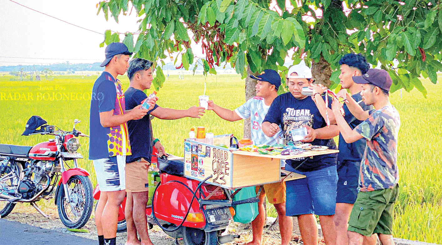 DI TEPI SAWAH: Arif, Agus, Munir, dan Agum membuka lapak kopi vespa di tepi sawah. (DHANI WAHYU ALFIANSYAH/RADAR BOJONEGORO)