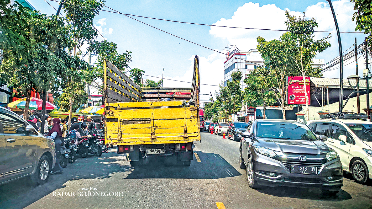 SEMRAWUT: Jalan Untung Suropati ini langganan macet karena dipicu parkir di bahu jalan. Butuh pencegahan dan penindakan dari petugas lalu lintas.
