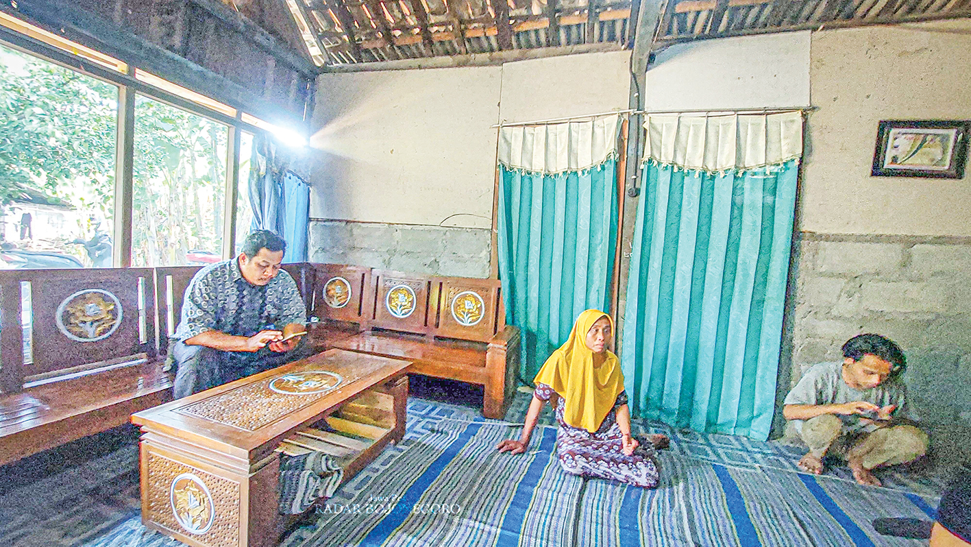 RUMAH DUKA: Marijah (tengah) tampak diselimuti kesedihan menanti jenazah suami tercintanya yang diperkirakan tiba di rumah duka pagi ini (19/7).