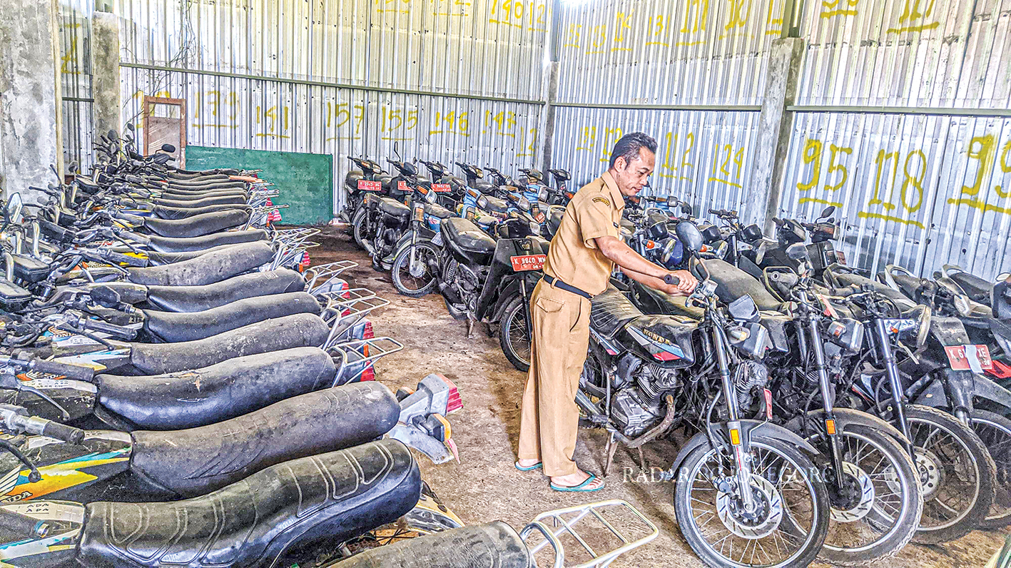LELANG KENDARAAN: BPPKAD Blora bakal lelang puluhan kendaraan yang sudah using. Saat ini, kendaraan tersebut tersimpan di Gudang BPPKAD. (LUKMAN HAKIM/RADAR BOJONEGORO)