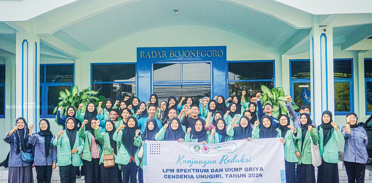 KUNJUNGAN REDAKSI: Redaktur Jawa Pos Radar Bojonegoro Bhagas Dani Purwoko foto bersama mahasiswa Unugiri saat kunjungan redaksi kemarin.(YUAN EDO/RADAR BOJONEGORO)
