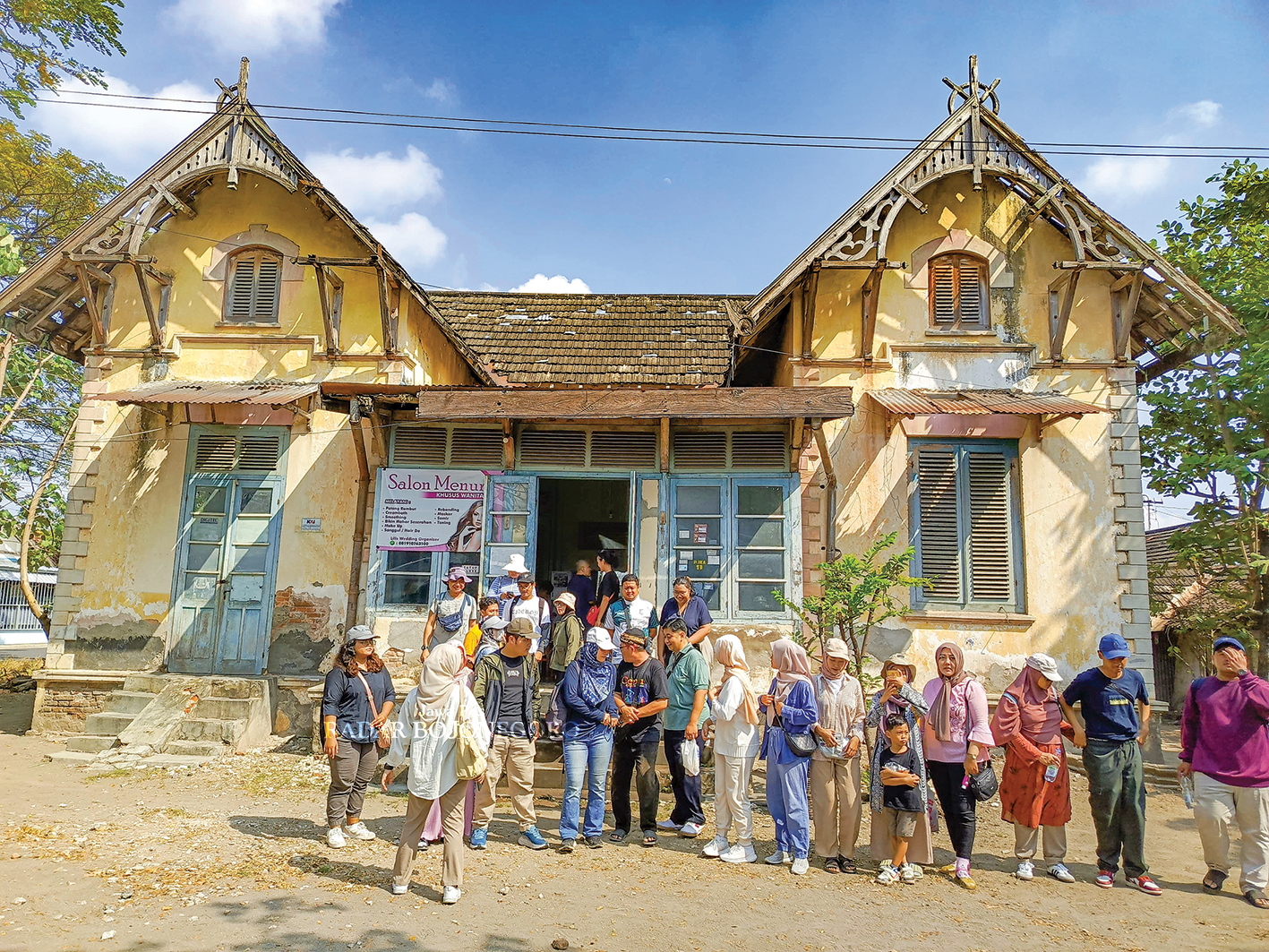 WALKING TOUR : Peserta walking tour berbondong-bondong mengunjungi salah satu rumah tua berarsitektur Eropa di Kelurahan Balun, Kecamatan Cepu. (LUKMAN HAKIM/RADAR BOJONEGORO)