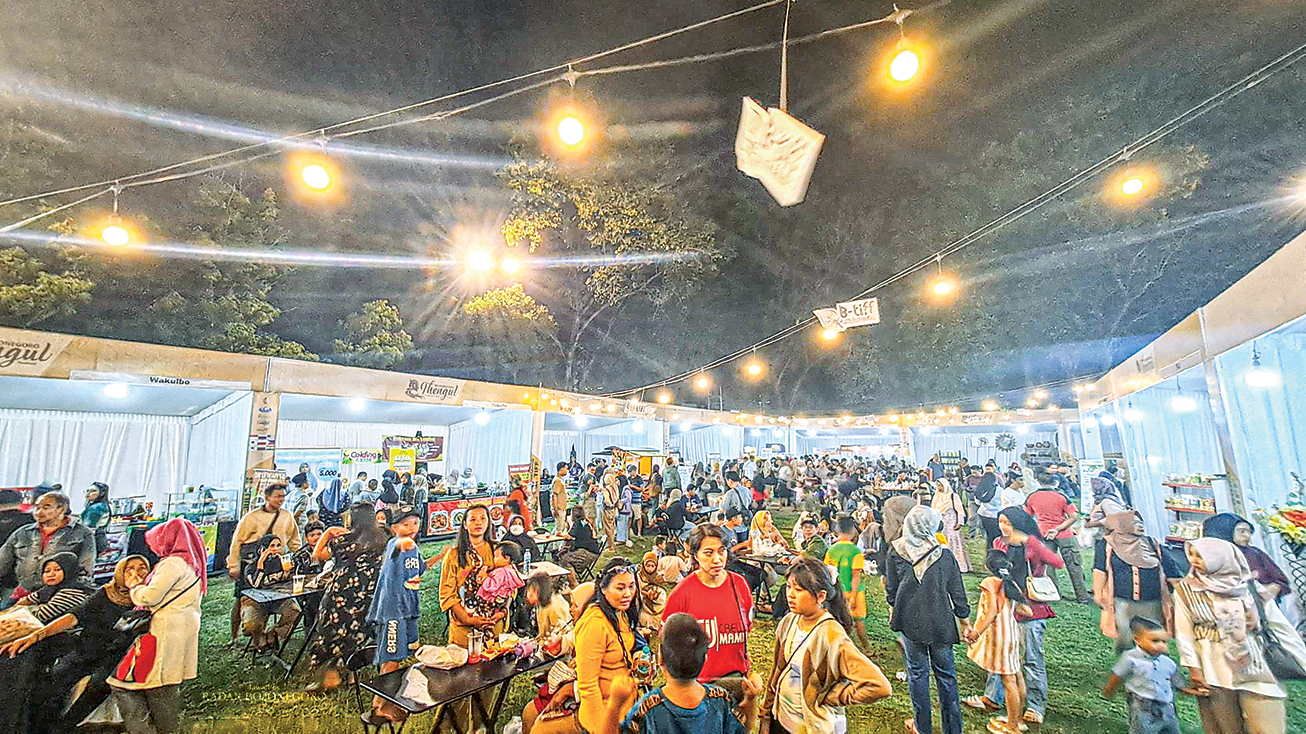 (AHMAD ALFATIH/RADAR BOJONGORO) RAMAI: Pengunjung pameran UMKM dalam acara BTIFF 2024 membludak. Bangkitkan ekonomi lokal.