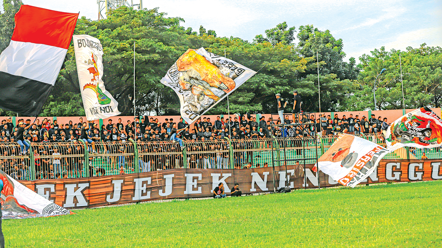 PROFESIONAL: Suporter Persibo saat mendukung tim kebanggaanya mengarungi Liga 3 musim lalu. Manajemen saat ini sedang menyiapkan mes untuk pemain profesional. (YUAN EDO/RADAR BOJONEGORO)
