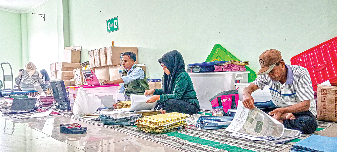 VERIFIKASI DATA: Panitia PTSL sedang verifikasi berkas pemohon. BPN Bojonegoro mulai terapkan sertifikat elektronik.  VERIFIKASI DATA: Panitia PTSL sedang verifikasi berkas pemohon.