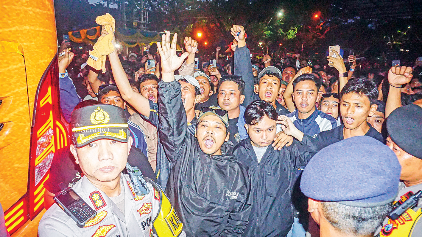 SUPORTER RESAH: Suporter Persibo protes ke manajemen tentang penampilan tim kebangaannya di Liga 3 lalu kurang maksimal. Rerata pendukung resah dan dikhawatirkan tak mampu bersaing.