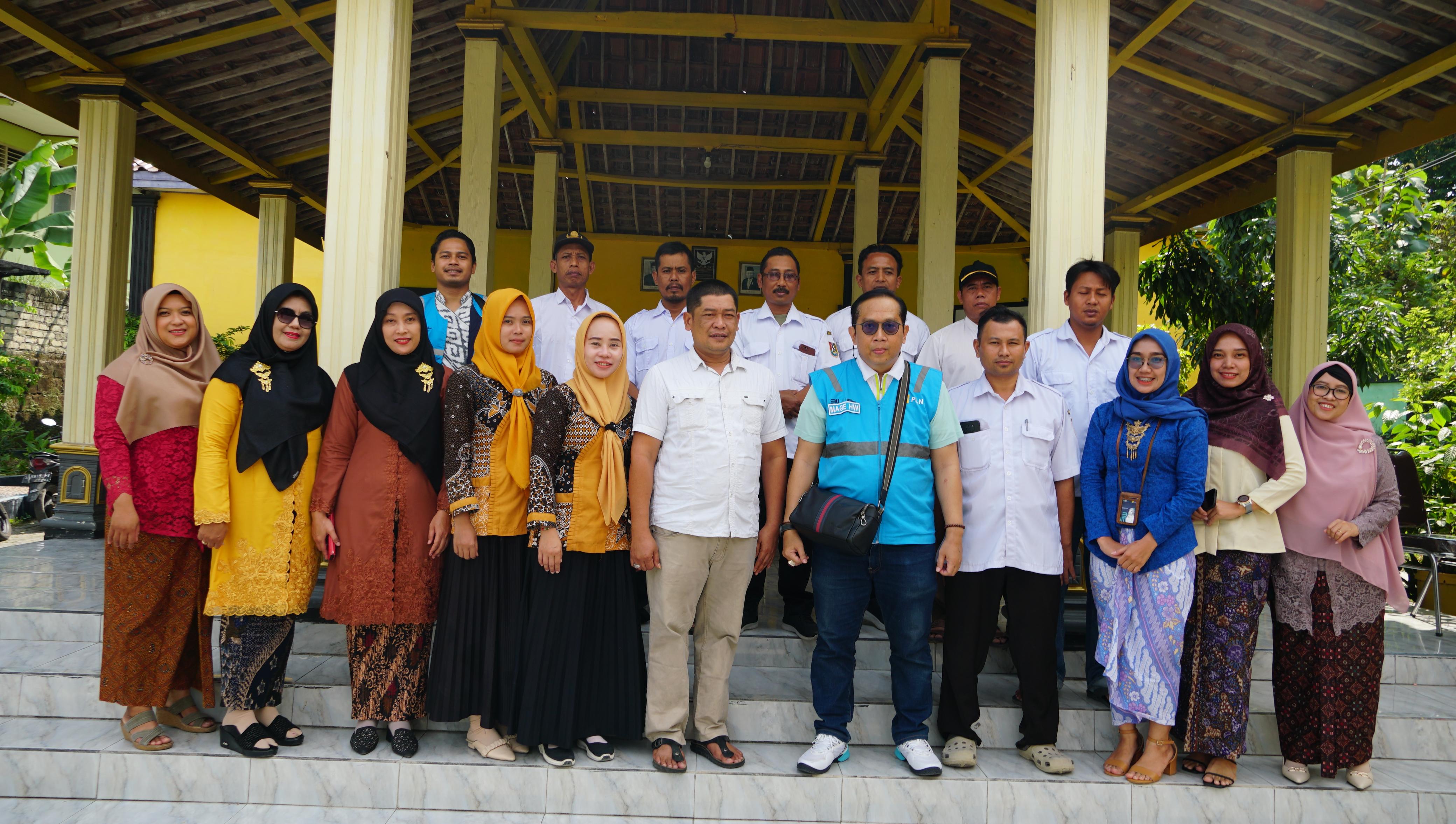 SINERGI: Srikandi PLN Bojonegoro bekerja sama dengan Pemdes Gununganyar, Soko, Tuban mensosialisasikan Keselamatan Ketenagalistrikan, PLN Mobile, dan Promo Belanja Nyaman Listrik Alamat, Rabu (24/7).