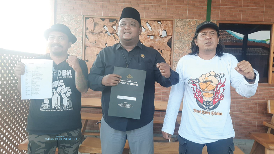 DUGAAN PENGEBORAN ILEGAL: Exi (kanan) bersama pengacaranya, Adhi Apriyanto (tengah) laporkan kades dan BUMDes Plantungan ke Polres Blora.