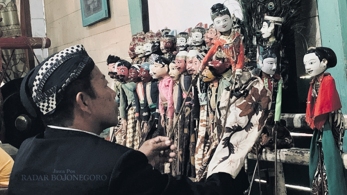 PELESTARI WAYANG THENGUL: Mbah Nurwanto sedang memainkan Wayang Thengul di Sanggar Budaya Thengul turut Desa Bangowan, Kecamatan Jiken.