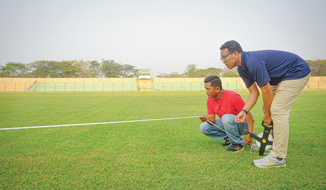 INSPEKSI: Tim dari PSSI dan PT LIB menginspeksi lapangan SLS Bojonegoro. Seluruh sarana prasarana dicek kelayakannya juga ukuran lapangan disebut kurang lebar.