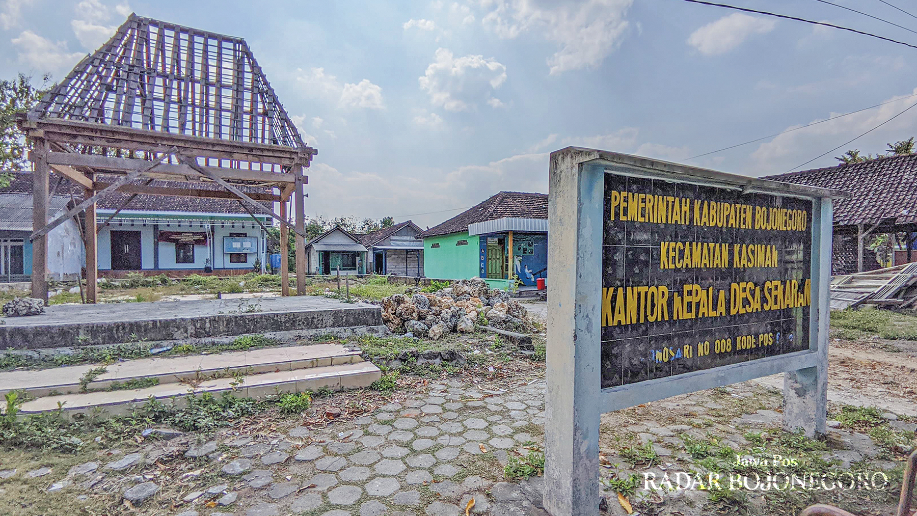 MENGKRAK: Balai Desa Sekaran, Kecamatan Kasiman ini mangkrak sejak 2019. (DHANI WAHYU ALFIANSYAH/RADAR BOJONEGORO)