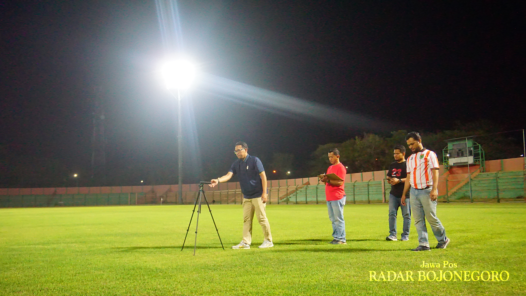 CEK FASILITAS: PT LIB saat inspeksi untuk mengecek fasilitas Stadion Letjend Seodirman Sabtu (27/7). (YUAN EDO/RADAR BOJONEGORO)
