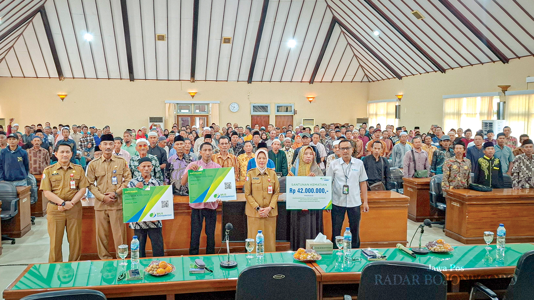 PEDULI PEKERJA RENTAN: Sekda Bojonegoro Nurul Azizah mewakili Pj Bupati Adriyanto foto bersama para pekerja rentan di Ruang Angling Dharma Pemkab Bojonegoro. (DEWI SAFITRI/RADAR BOJONEGORO)