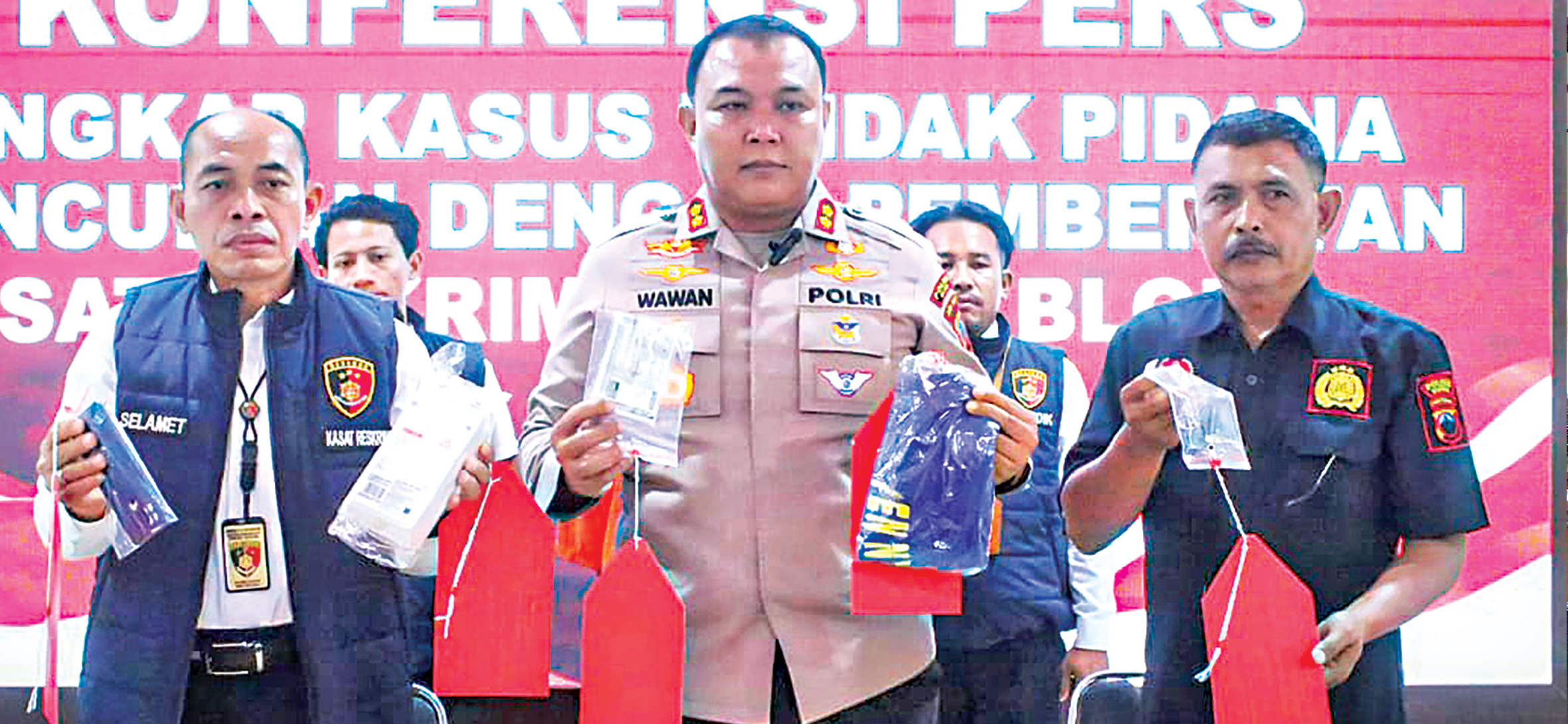 KONFERENSI PERS: Kapolres Blora AKBP Wawan Andi Susanto (tengah) ungkap kasus curat dengan menangkap pelaku berinisial MI, 40, warga Kecamata Cepu dalam konferensi pers di Mapolr