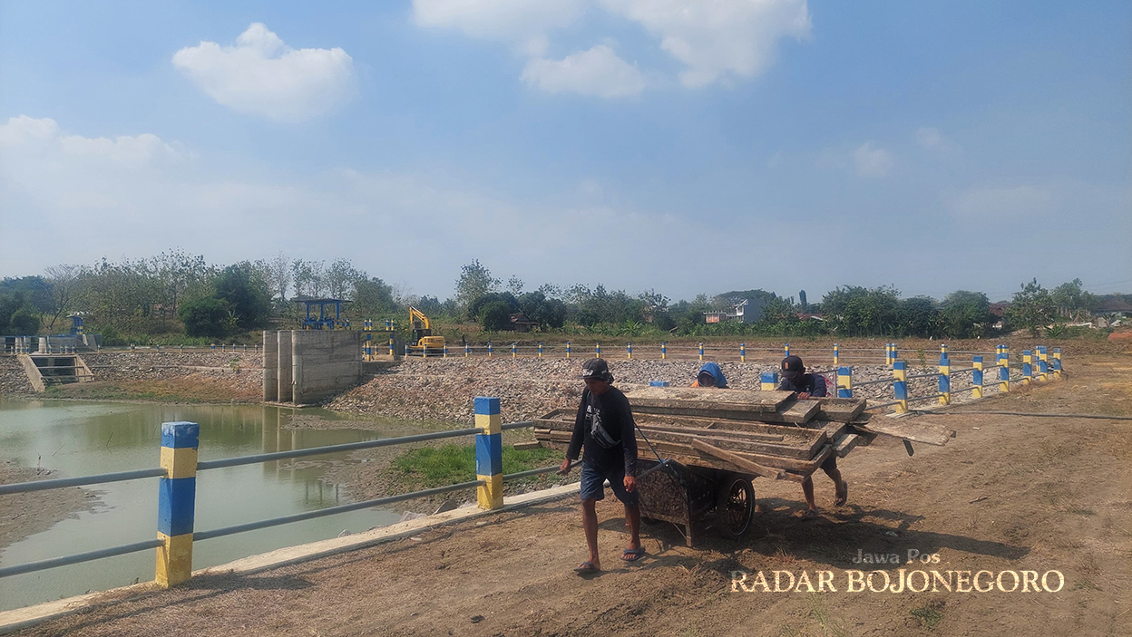 PEMELIHARAAN: Para pekerja di area Embung Nglebok yang masih dalam masa pemeliharaan. (LUKMAN HAKIM/RADAR BOJONEGORO)