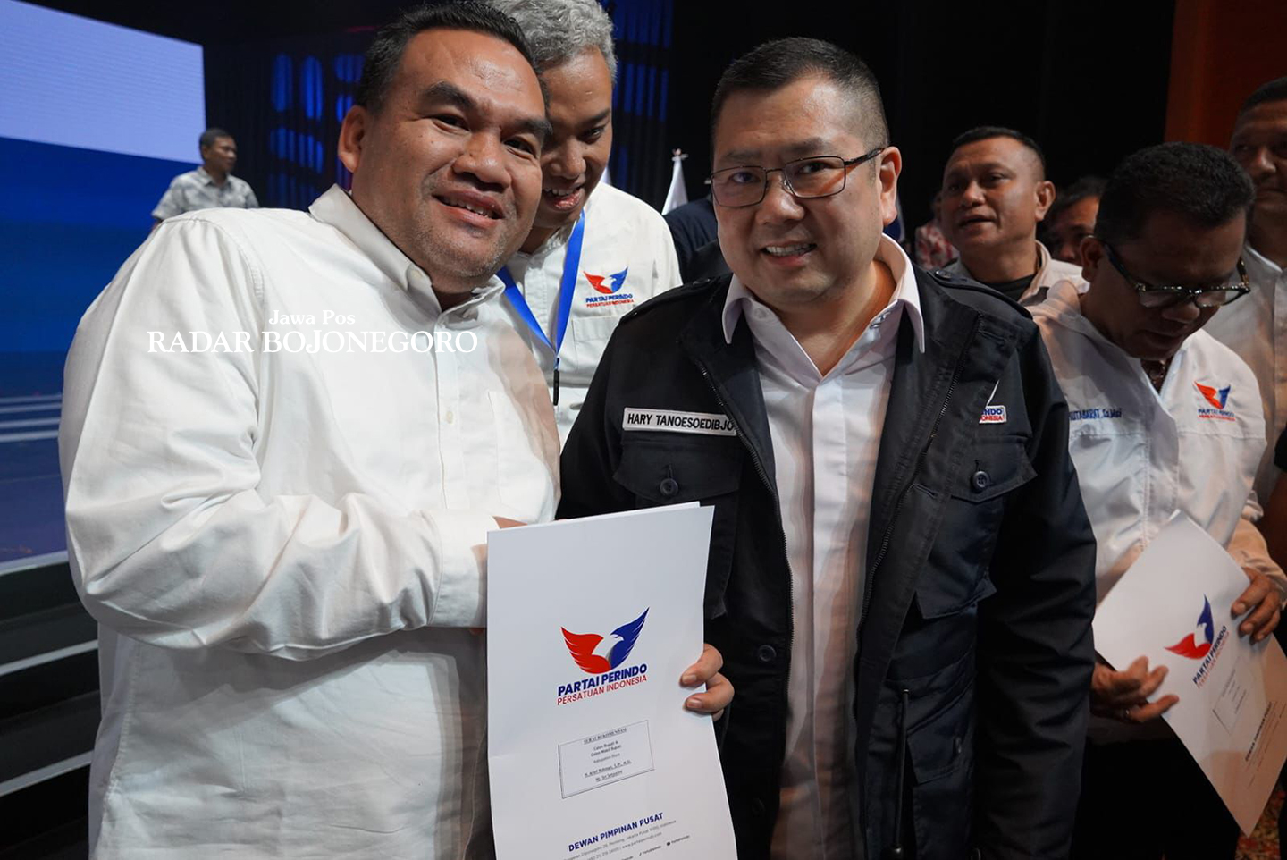 REKOM: Arief Rohman terima surat rekomendasi dari Ketua DPP Perindo Hary Tanoe. (ISTIMEWA/RADAR BOJONEGORO)