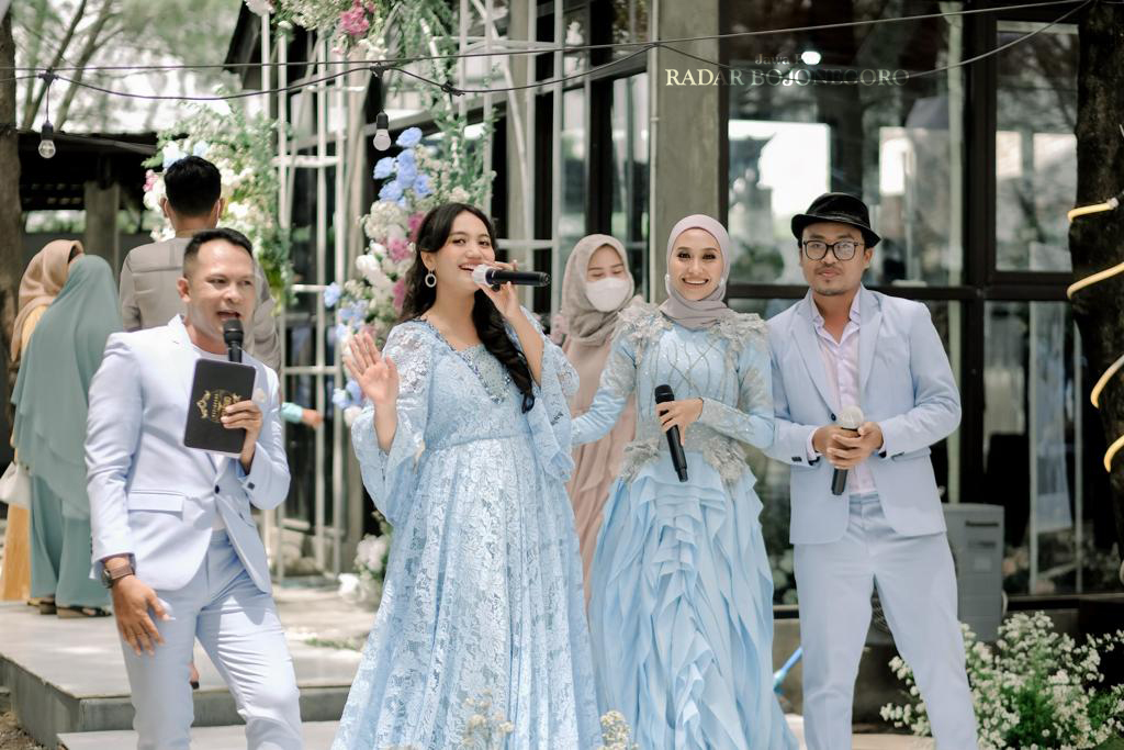 MENGHIBUR: Arlita Elin Tifany bersama grup Lirih Music menghibur tamu dalam sebuah acara seremonial. (ISTIMEWA/RADAR BOJONEGORO)