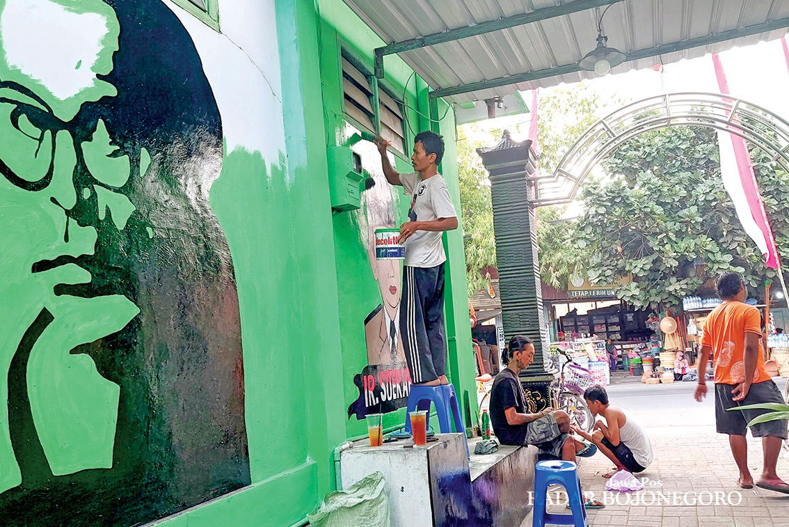 DIRGAHAYU: Warga Kecamatan Cepu kompak bergotong-royong menghias lingkungan dalam rangka hari kemerdekaan Republik Indonesia. (LUKMAN HAKIM/RADAR BOJONEGORO)